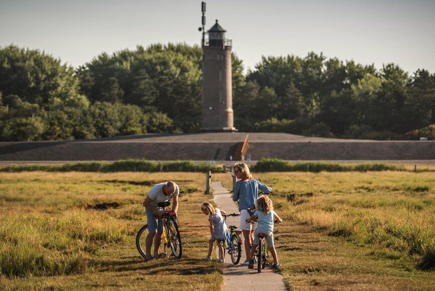Familie auf Rädern vor dem Böhler Leuchtturm