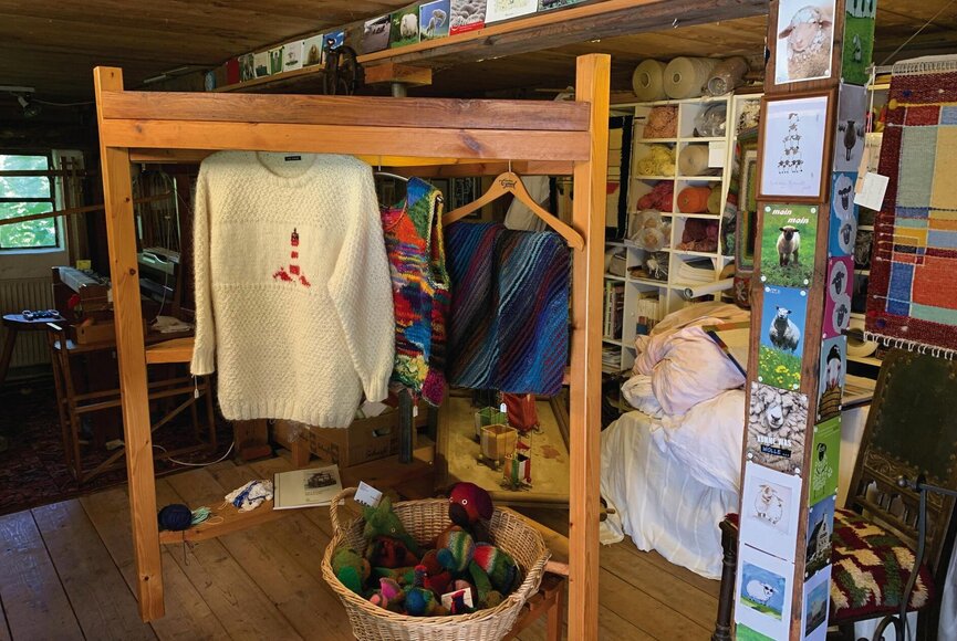 Ausgestellte Produkte wie Kleidung aus eigener Wolle