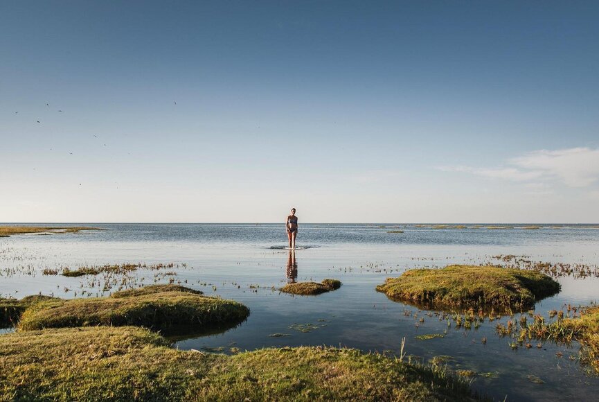 sympathischer Mann im Wasser an der Badestelle Stufhusen