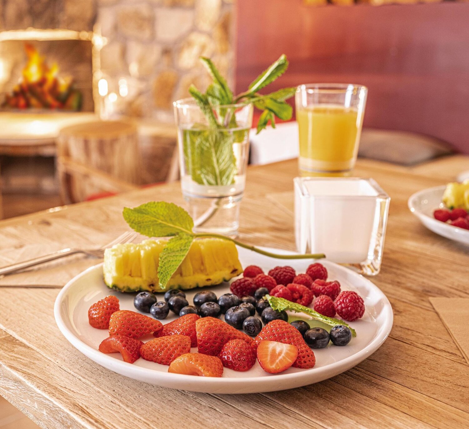 Früchteteller im Restaurant mit Erdbeere, Himbeeren, Blaubeeren und Ananas
