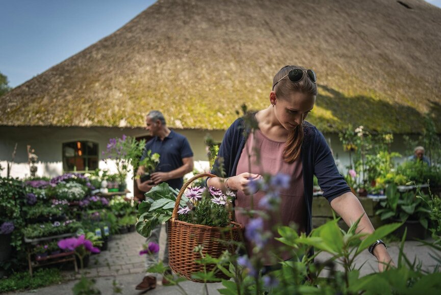 Paar bummelt auf dem Hof des Landladen Kühls