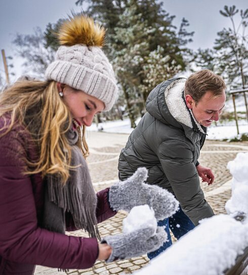 Pärchen spielt im Schnee