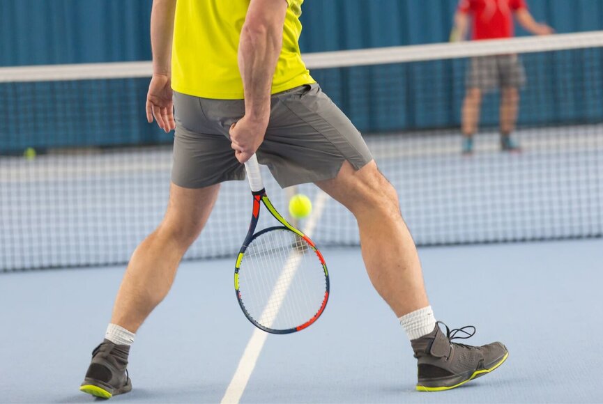 Freunde beim Tennis in einer Tennishalle