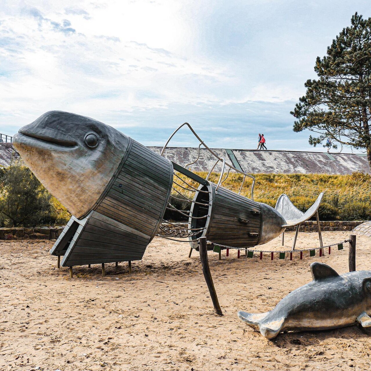 Holz-Schweinswal auf dem Spielplatz an der Erlebnispromenade