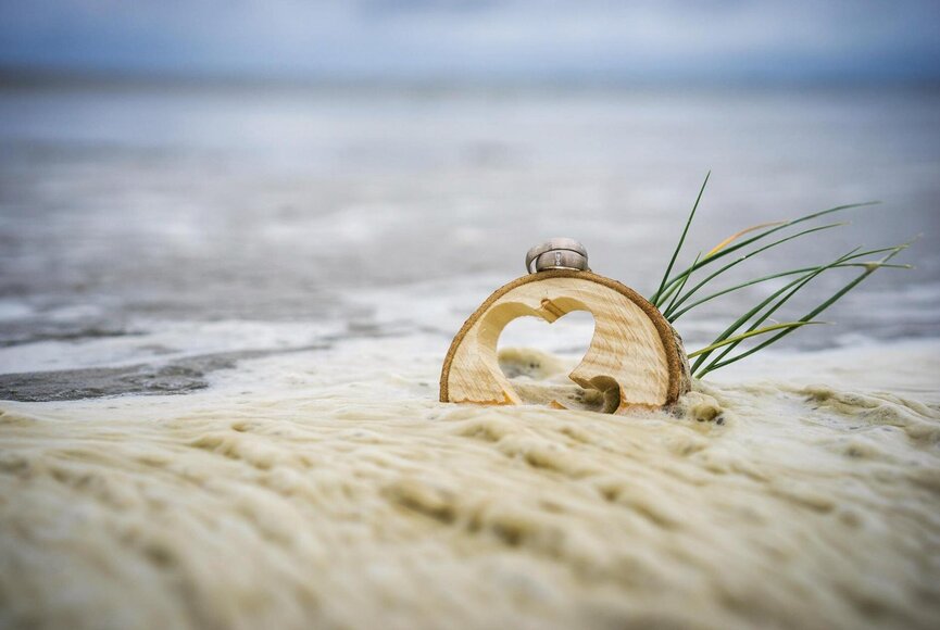 Herz aus Holz im Sand