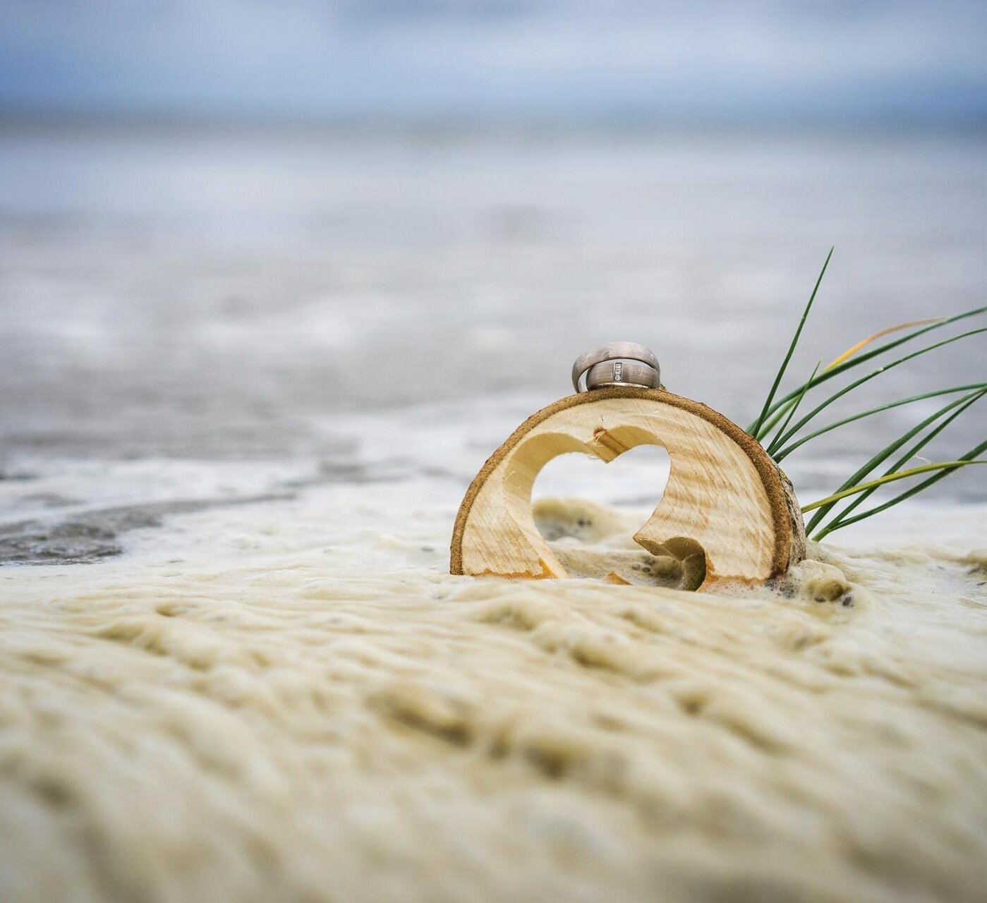 Herz aus Holz im Sand