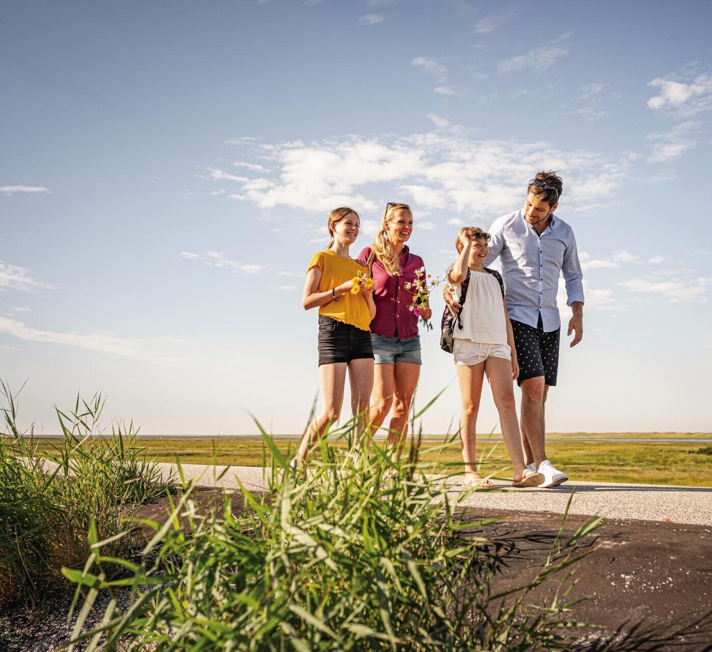 Familie auf einem Spaziergang am Deich