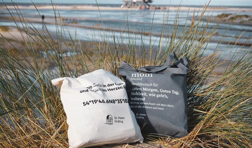 Zwei schöne Jutebeutel im Dünengras am Strand von St. Peter-Ording