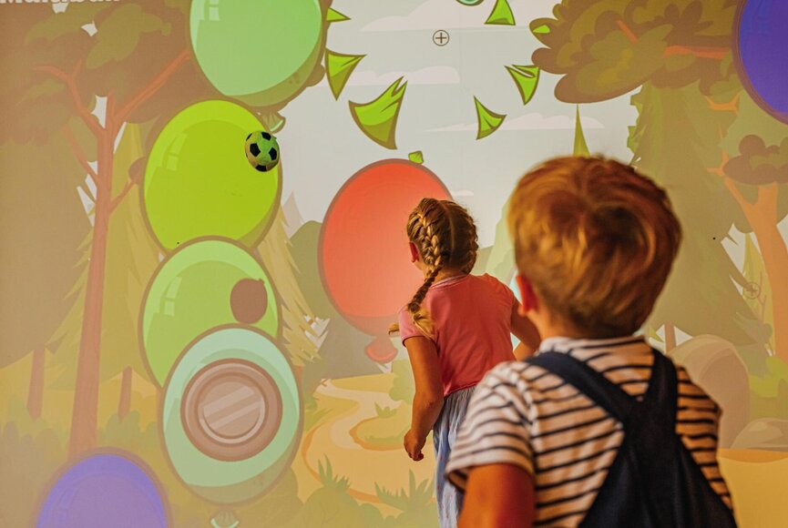Kinder beim Spielen mit der interaktiven Leinwand