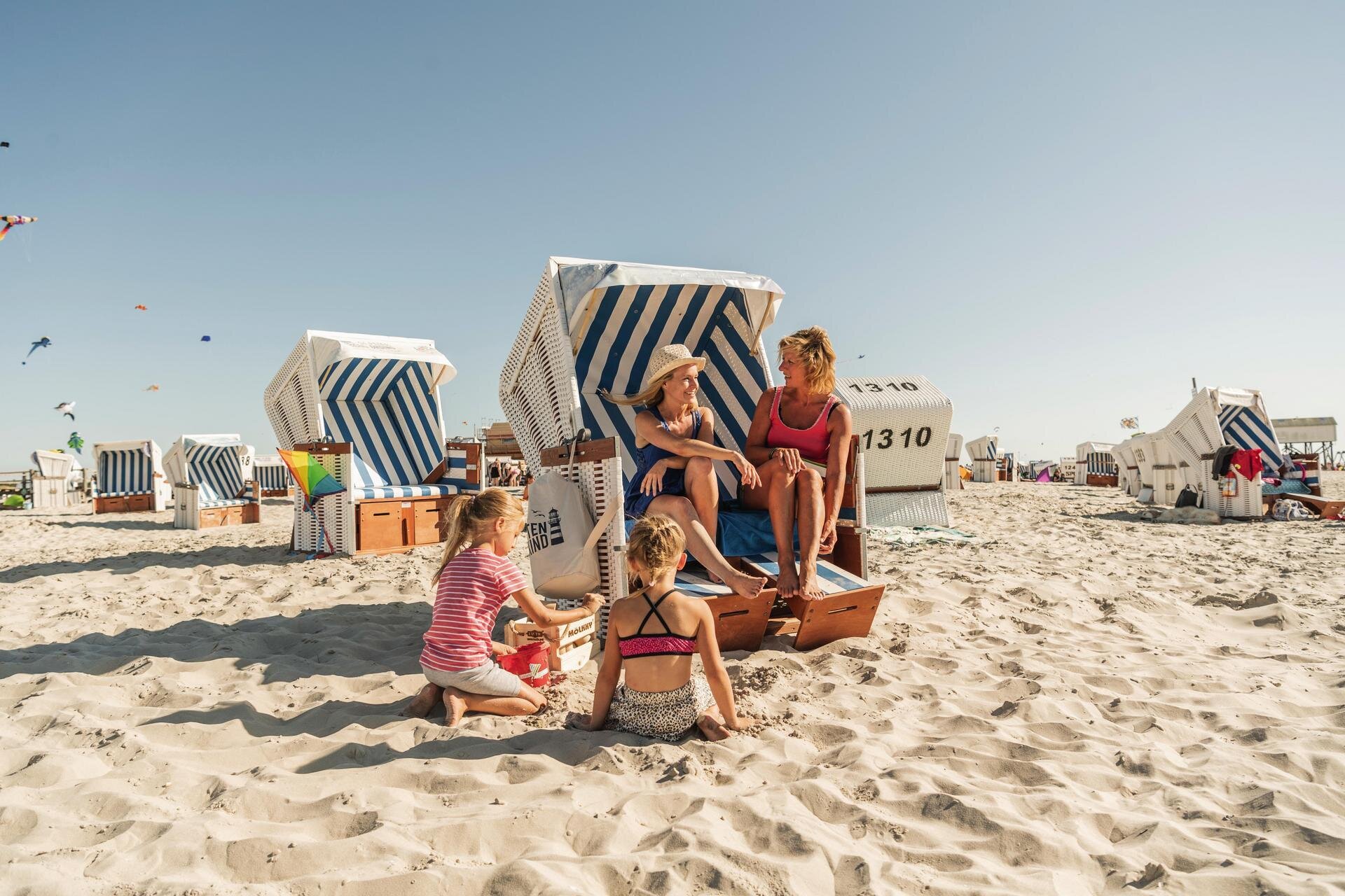 Familie in einem Strandkorb am Ordinger Strand