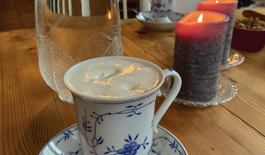 Pharisäer in typisch friesischem Geschirr