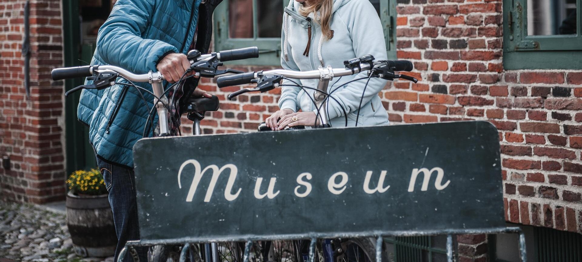 Paar mit Fahrrädern vor dem Museum Landschaft Eiderstedt