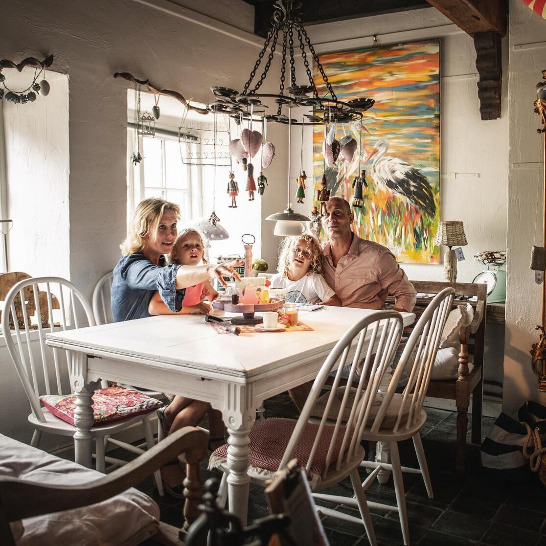 Familie isst Kuchen in einem Café