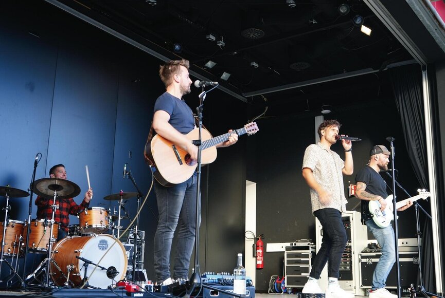Lebendig Konzert 2023 die Jungs der Band Lebendig auf der Dünen-Hus Bühne mit Gitarre und Mikrofon
