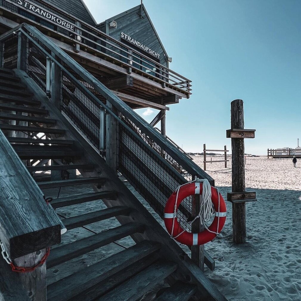 Treppe vom Mehrzweckgebäude am Strand
