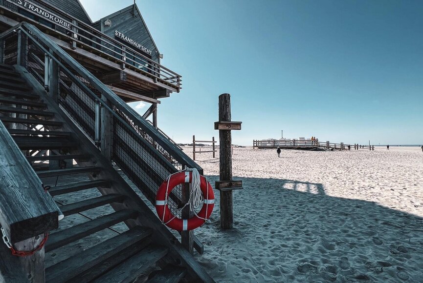Treppe zum Mehrzweckgebäude am Strand