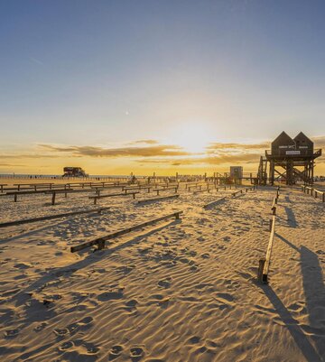 Pfahlbau in Ording im Sonnenuntergang