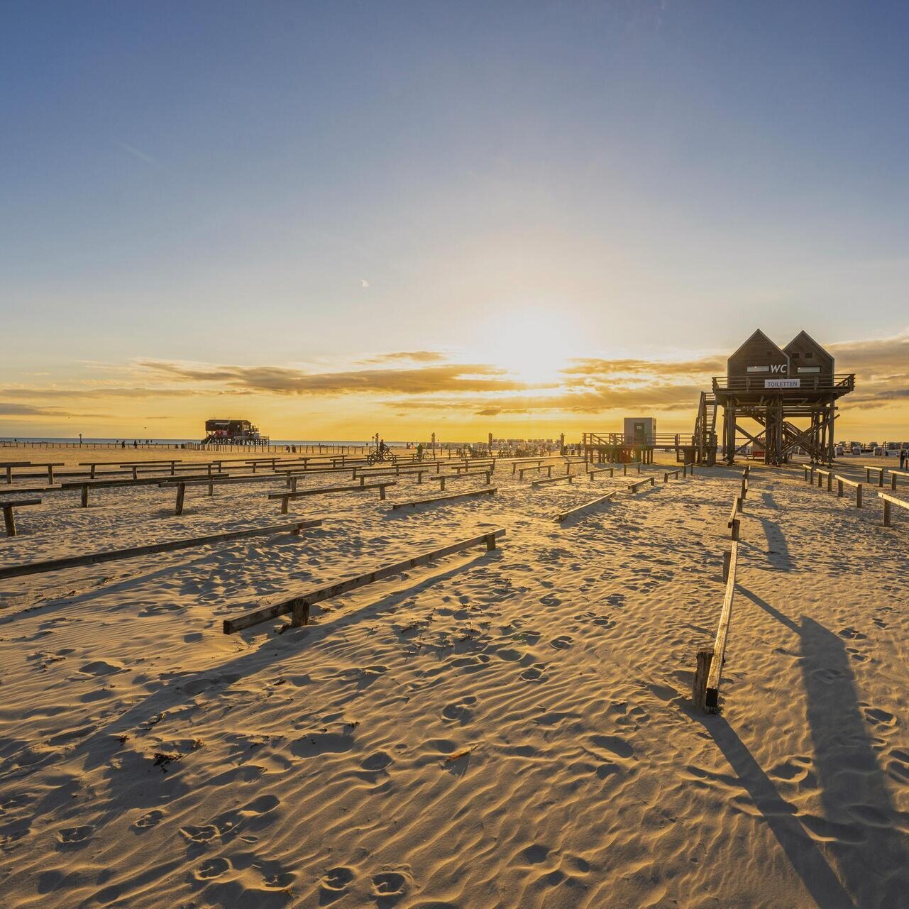Mehrzweckgebäude am Ordinger Strand im Sonnenuntergang