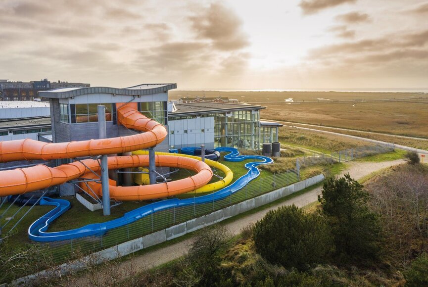 Außenansicht des Schwimmbads mit den 3 Rutschen