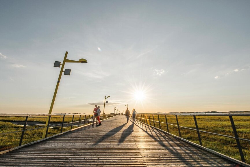 die Seebrücke im Ortsteil Bad bei Abendsonne