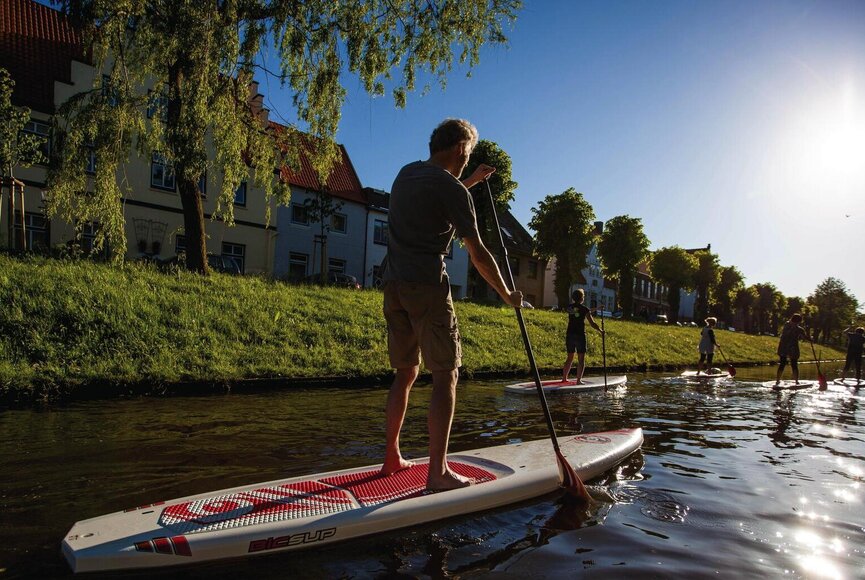 Freunde beim SUP Fahren in Friedrichstadt