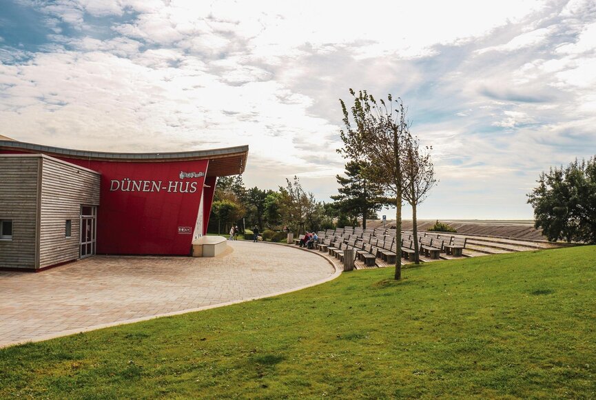 rotes Dünen-Hus von außen ohne Publikum