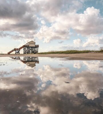 Südstrand gespiegelt im Wasser