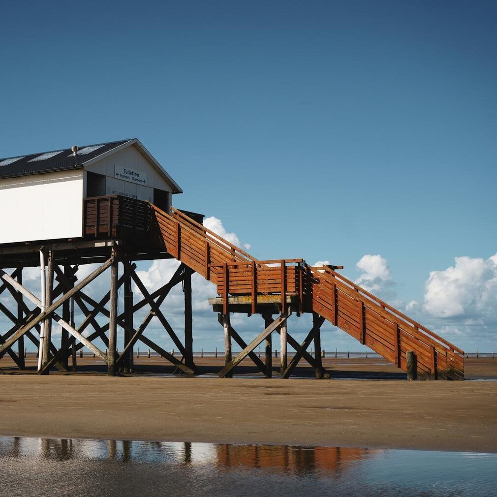 Pfahlbau Toiletten in Böhl am Strand
