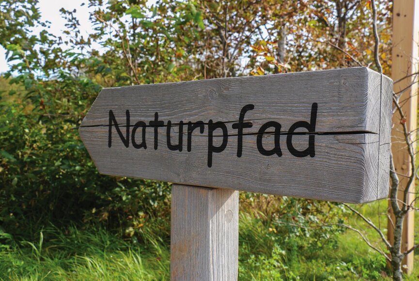 hölzernes Schild für den Start des Naturpfad