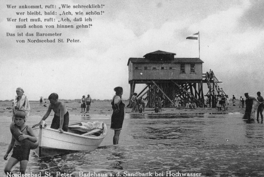 historische Pfahlbau-Aufnahme mit Badegästen am Strand
