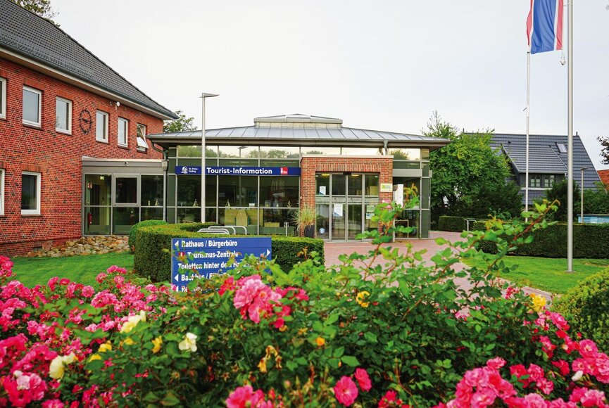 Blumen vor der Tourist-Information im Ortsteil Dorf