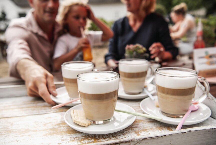 Familie trinkt Kaffee im Café