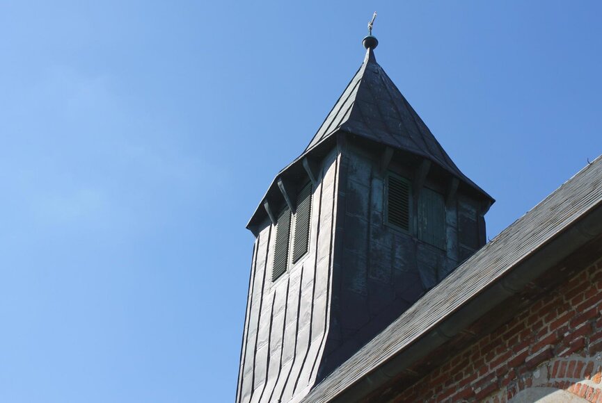 Kirchturm der Kirche St. Martin unter blauem Himmel