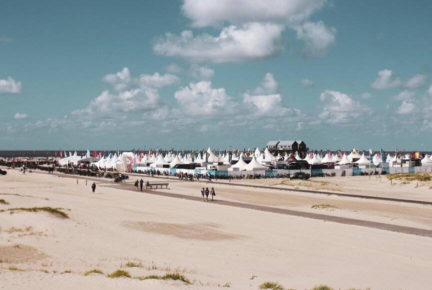 Eventgelände am Strandabschnitt Ording mit vielen weißen Pagoden