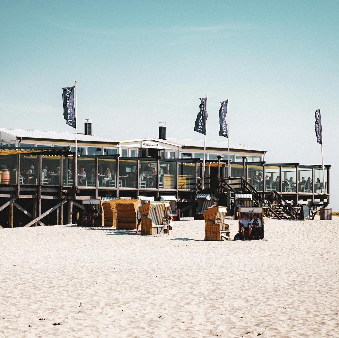 Blick auf das Pfahlbaurestaurant Arche Noah am Strandabschnitt Bad
