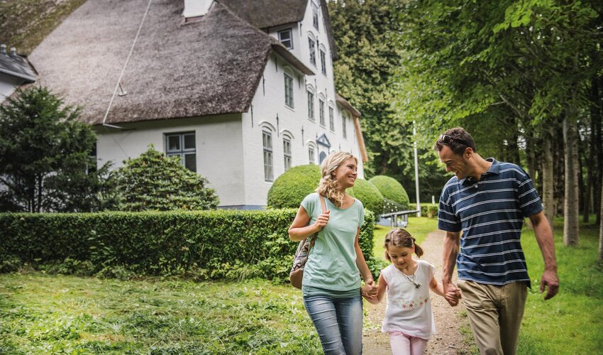 Familie bei dem Parkfest vor dem Haubarg im Hochdorfer Garten
