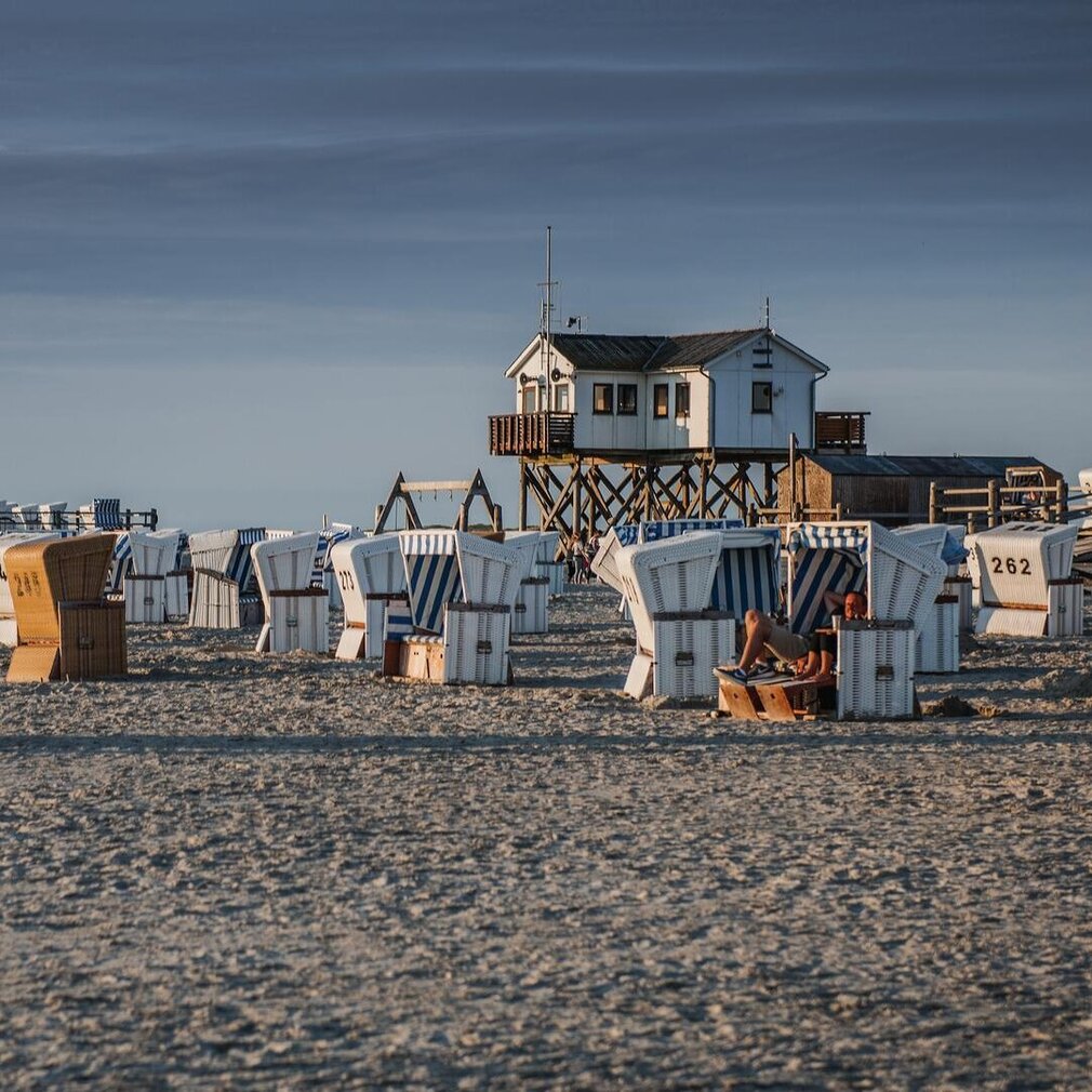 Pfahlbau – Strandaufsicht mit Strandkörben davor