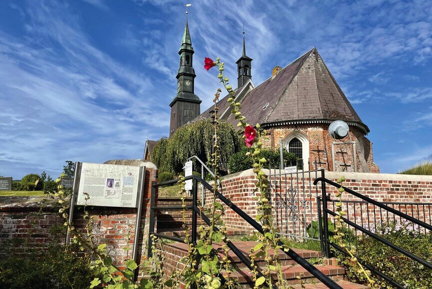 Blick auf die St. Magnus Kirche unter blauem Himmel