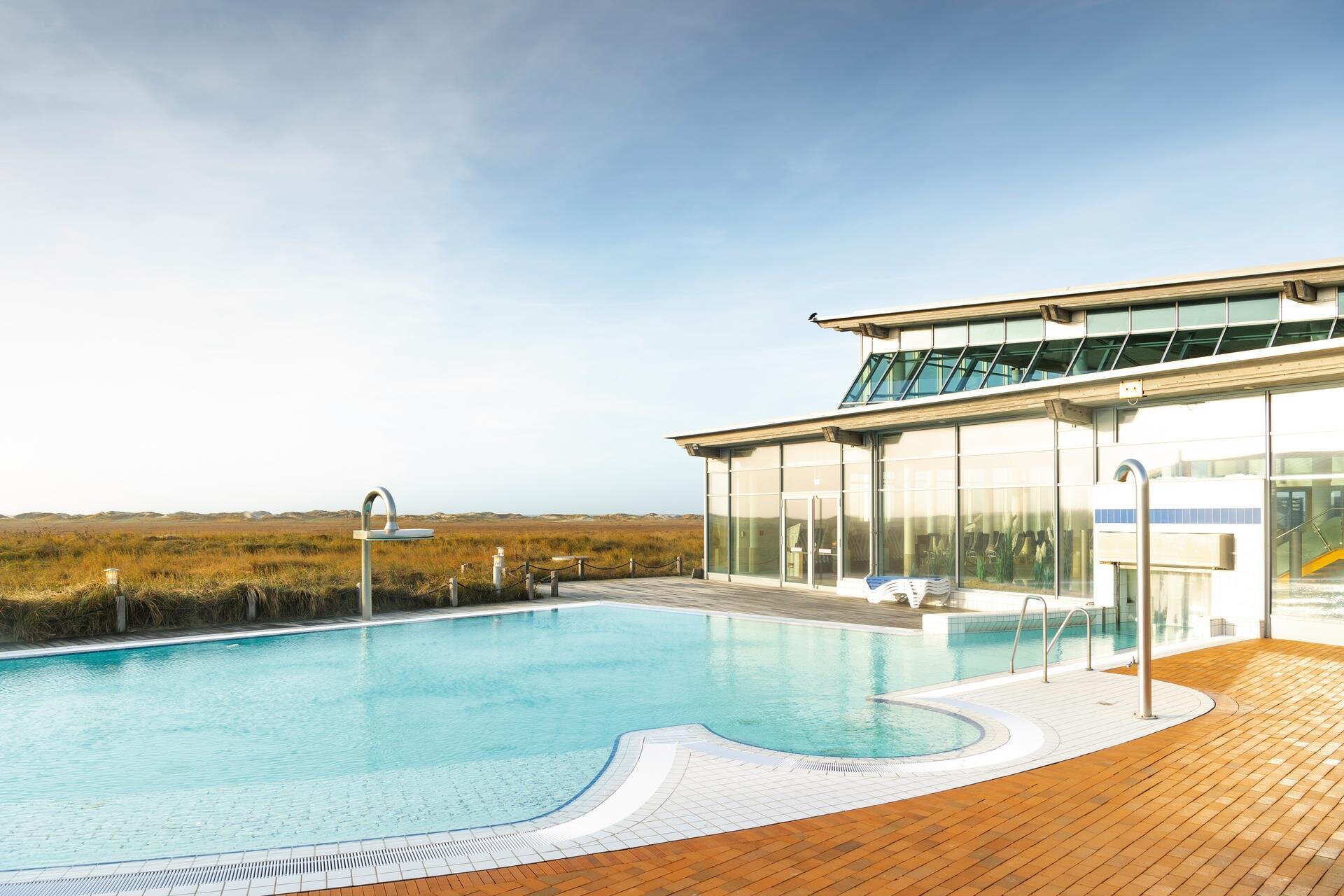 Außenbecken der Dünen-Therme bei Sonnenschein