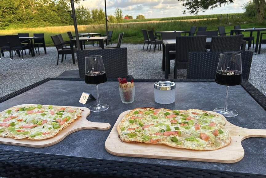 Flammkuchen und Wein auf der Terrasse des WeinCafés