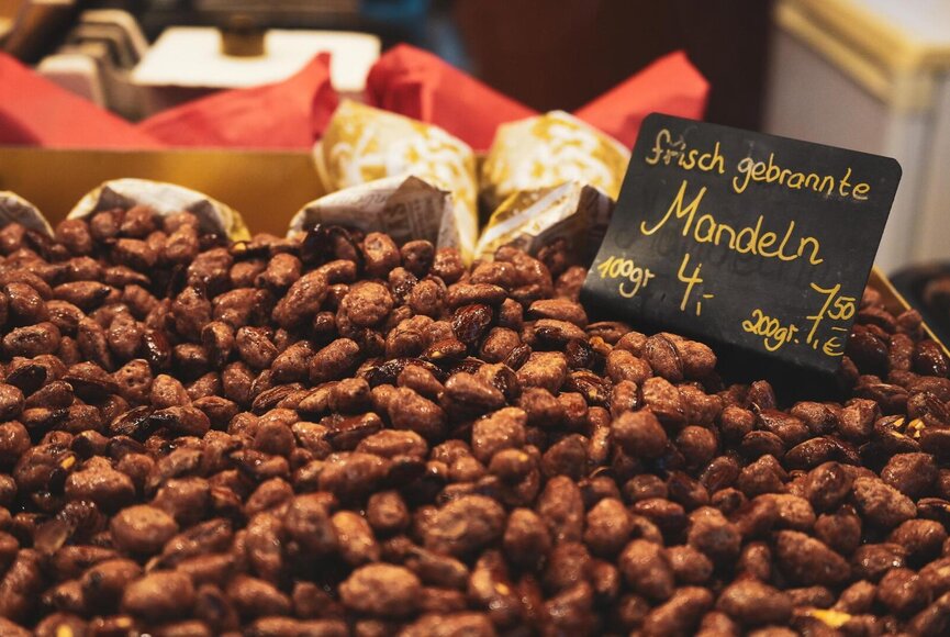 Gebrannte Mandeln auf dem Weihnachtsmarkt