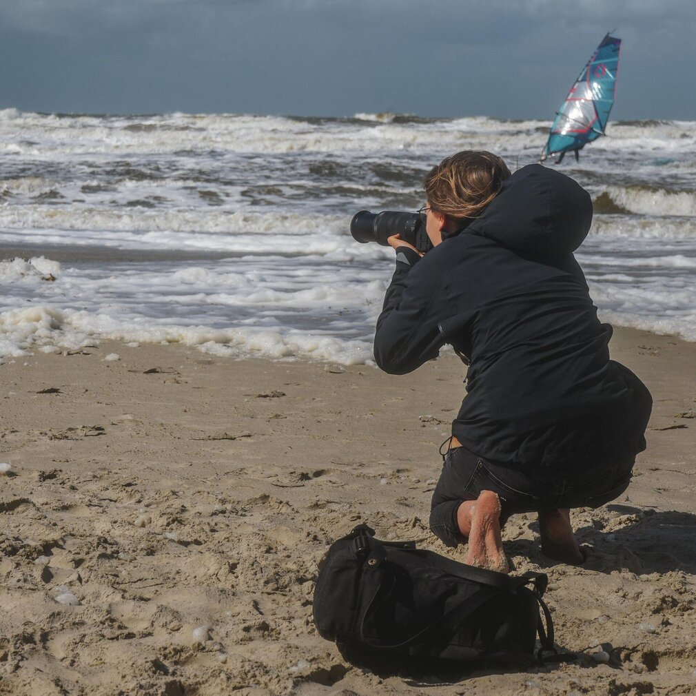 Marina fotografiert Windsurfer auf dem Wasser