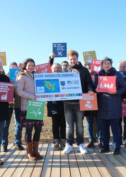 Tourismusdirektorin Katharina Schirmbeck mit dem neuen Ortsentwicklungskonzept