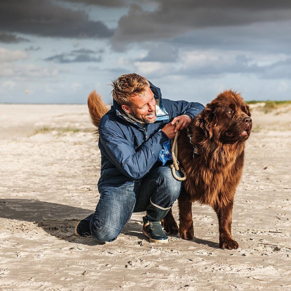 Herrchen streichelt seinen Hund