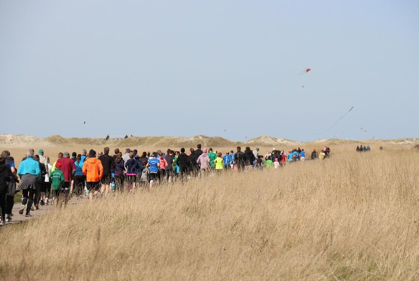 Läufer auf dem Hitzlöperweg kurz nach Start des Osterlaufs