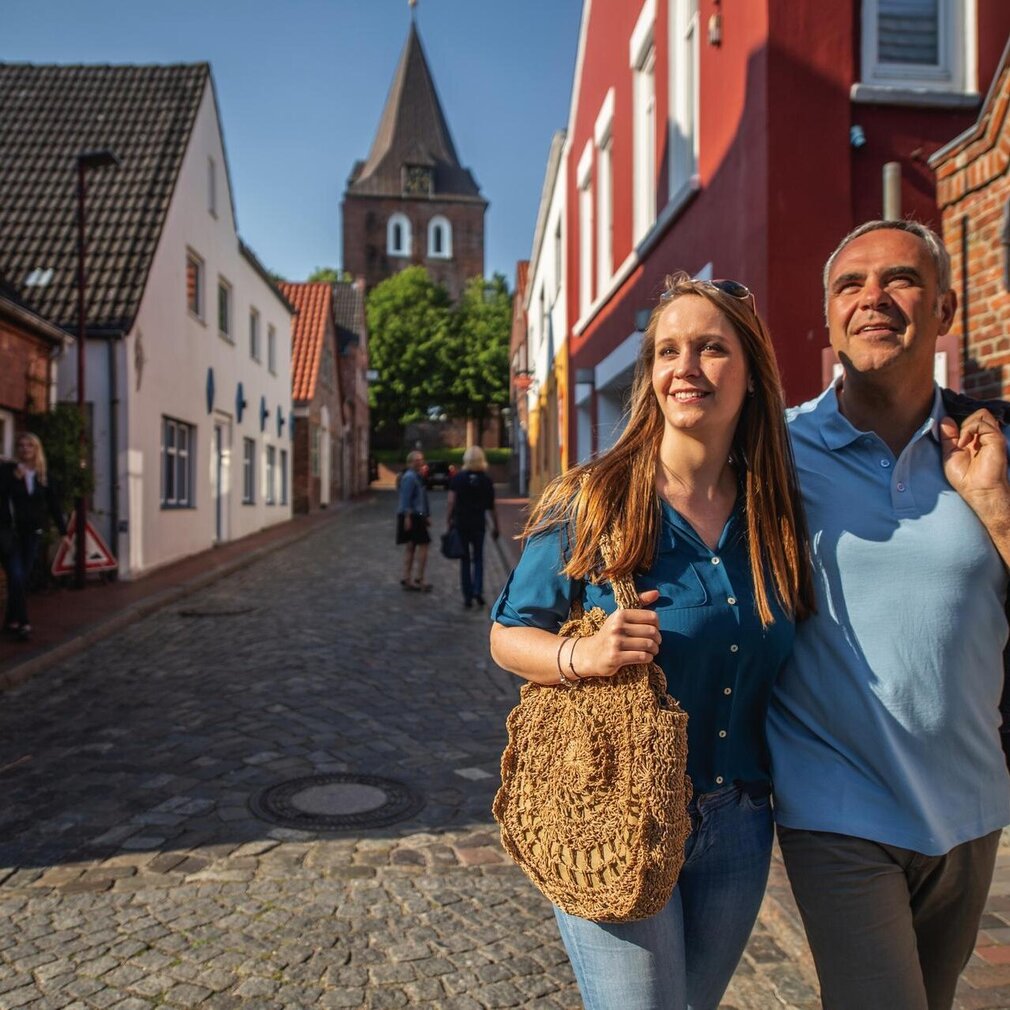 Pärchen Arm in Arm in der Gardinger Altstadt
