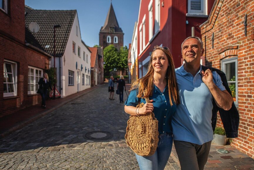 Pärchen Arm in Arm in der Gardinger Altstadt