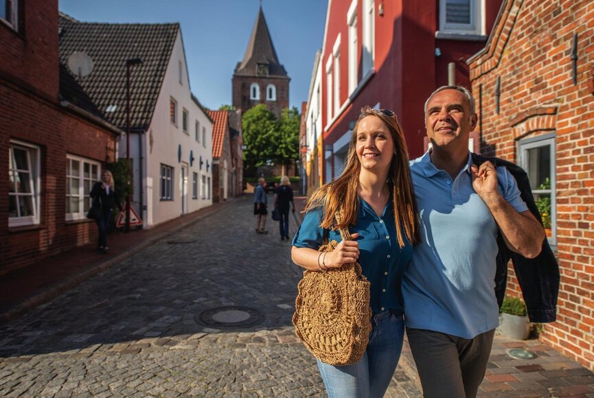 Pärchen beim Bummeln in der Altstadt