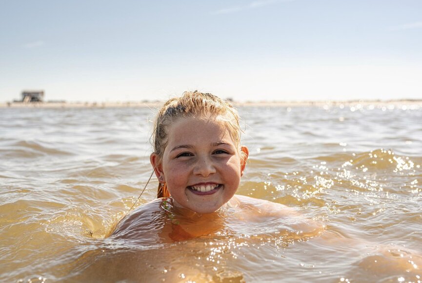 glückliches Mädchen in der Nordsee