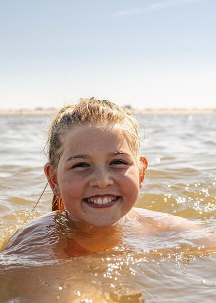 Mädchen beim Baden in der Nordsee